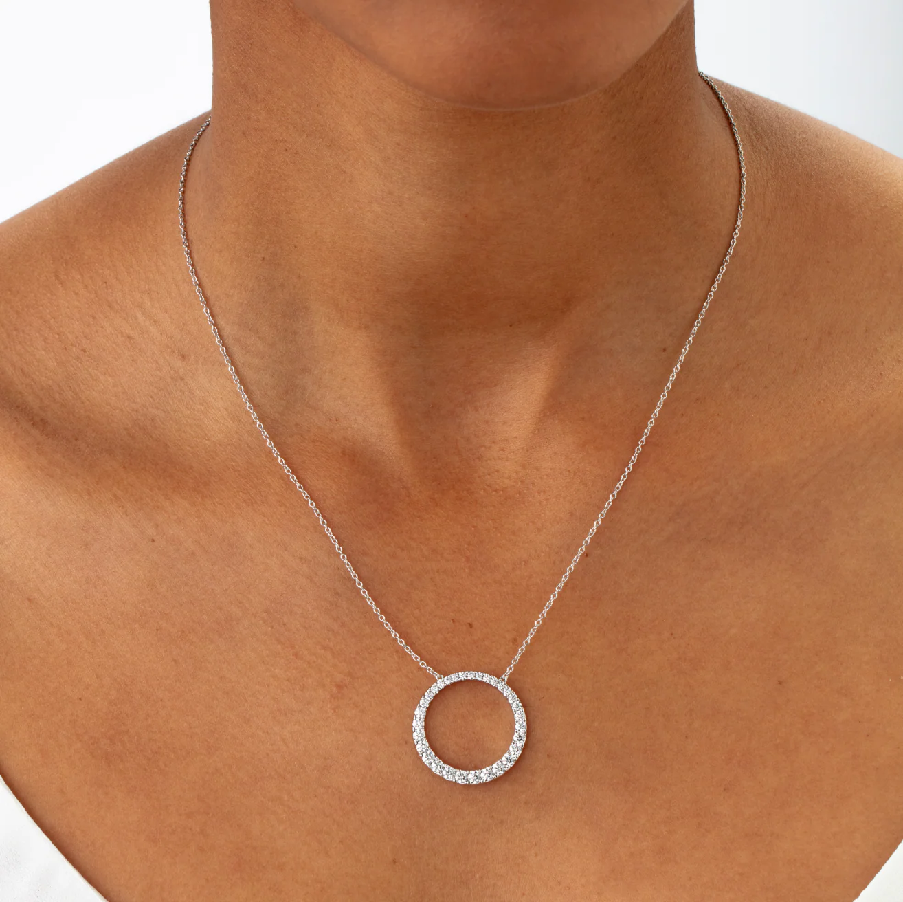 Memoire 18k White Gold Graduated Diamond Circle Pendant Necklace - Image 2